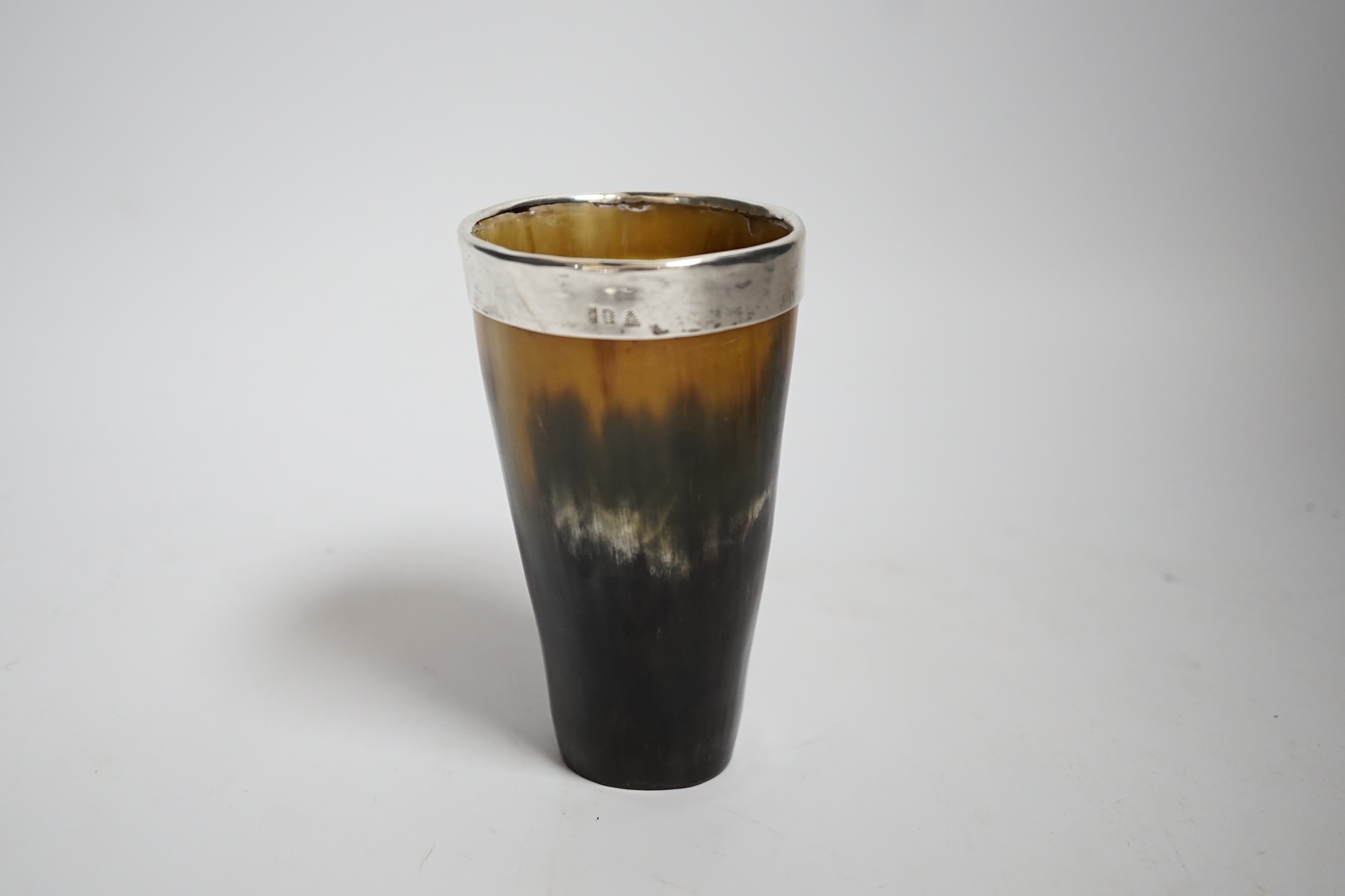 A silver rimmed horn beaker, 11.5cm